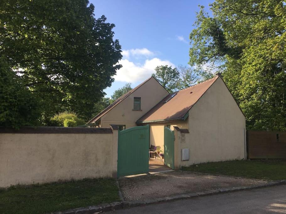 Gite D'Etape Du Tilleul, 4-8 Personnes La Celle-les-Bordes Bagian luar foto